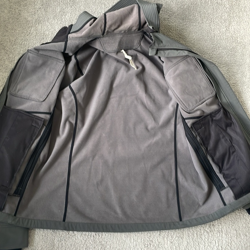EC Lululemon Men's Softshell Hooded Jacket with Zipper Pockets - Size L - Picture 3 of 6